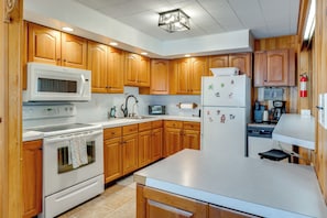 Fridge, microwave, stovetop, dishwasher - Game Room, Hot Tub & Fire Pit: Pocono Lake Escape! (Pocono Lake)