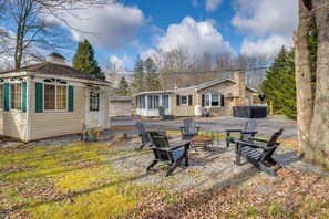 Terrace/patio - Game Room, Hot Tub & Fire Pit: Pocono Lake Escape! (Pocono Lake)