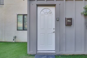 Exterior detail - Work & Play! North Hills Studio 15 Mi to Hollywood (North Hills)