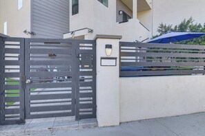 Exterior detail - Work & Play! North Hills Studio 15 Mi to Hollywood (North Hills)