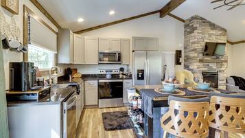 Fridge, microwave, stovetop, dishwasher