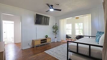 2 habitaciones, tabla de planchar con plancha, internet y ropa de cama