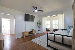 2 室のベッドルーム、アイロン / アイロン台、インターネット、ベッドシーツ