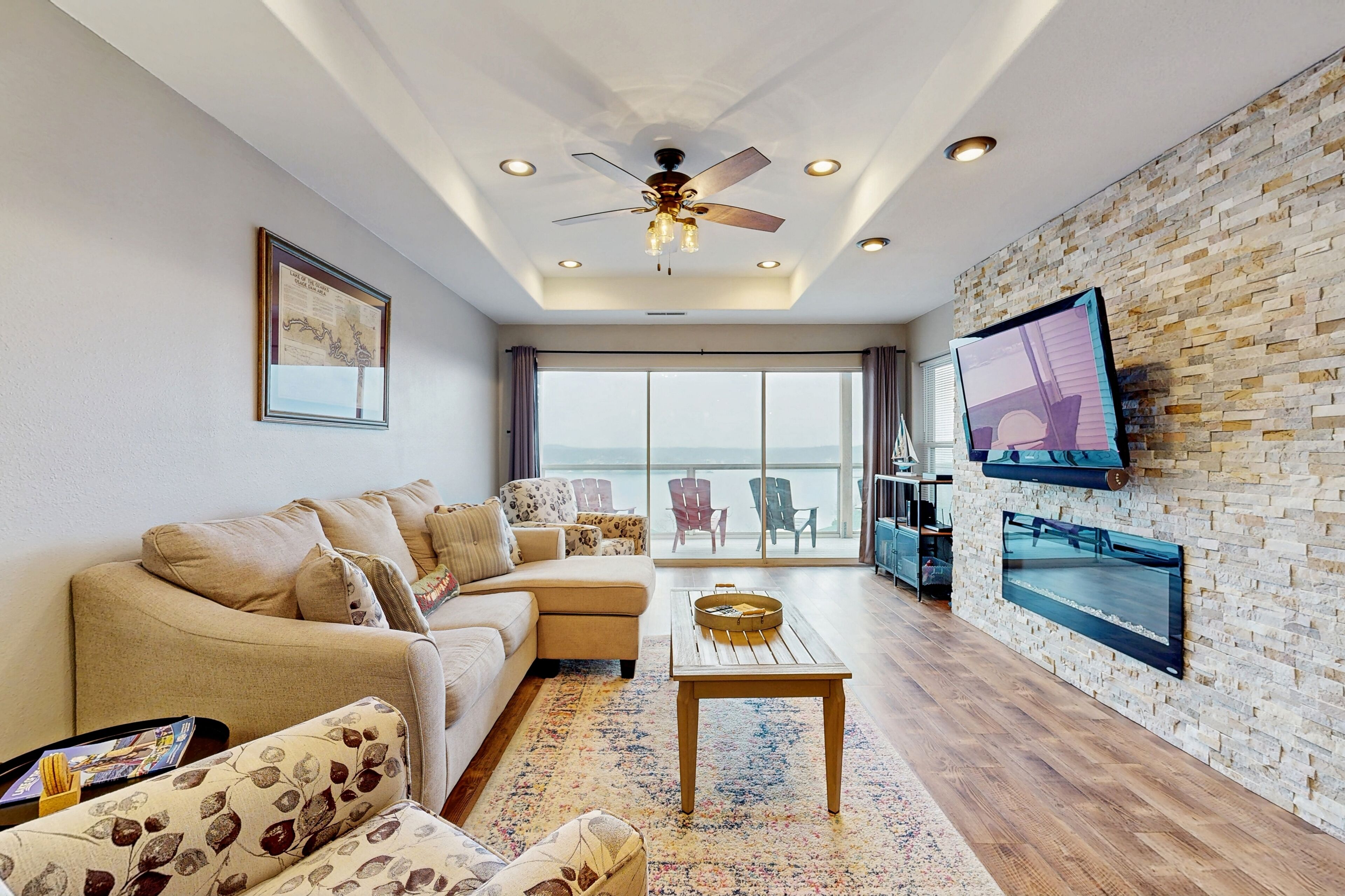 Een televisie en een open haard