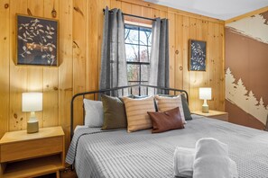 4 bedrooms, free WiFi, bed sheets - Family Getaway to Bear Paw! Theatre, Firepit, Hot tub! (Sevierville)