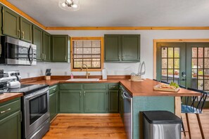 Microwave, stovetop, dishwasher, coffee/tea maker - Family Getaway to Bear Paw! Theatre, Firepit, Hot tub! (Sevierville)