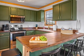 ميكروويف، موقد طهي مسطح، غسالة أطباق، ماكينة لصنع القهوة/الشاي