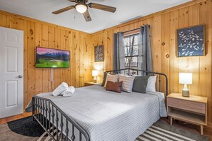 4 bedrooms, free WiFi, bed sheets - Family Getaway to Bear Paw! Theatre, Firepit, Hot tub! (Sevierville)