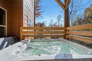 Outdoor spa tub - Relaxation Destination, your mountain getaway! (Sevierville)