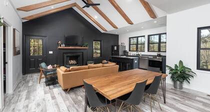 Modern cabin, hot tub, mtn views, fireplace