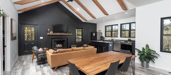 Modern cabin, hot tub, mtn views, fireplace