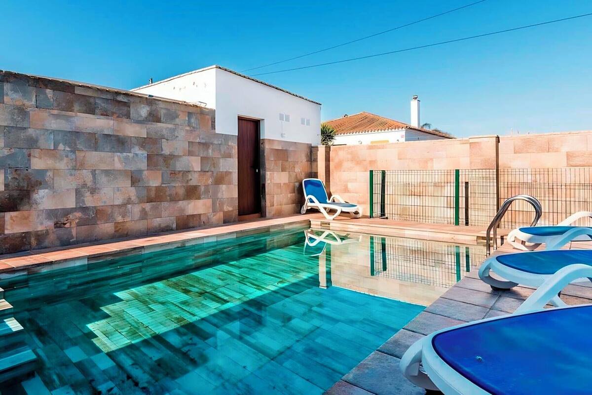 Stuga Deluxe - uteplats - utsikt mot trädgården | Pool | Utomhuspool