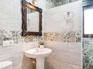 Chalet Deluxe, patio, vue sur le jardin | Salle de bain