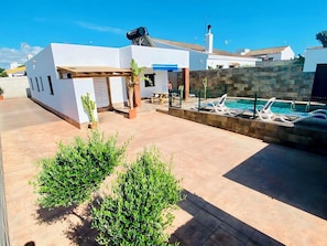 شاليه ديلوكس - برواق - منظر للحديقة | شرفة/رواق