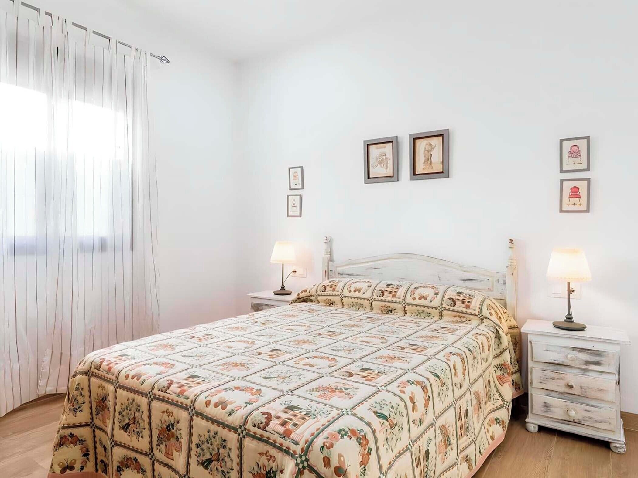 Iron/ironing board, bed sheets