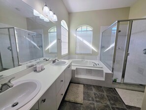 Shower, hair dryer, towels, toilet paper - Retreat in Lutz – Private Heated Pool & SPA (Lutz)