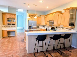 Fridge, microwave, oven, stovetop - Retreat in Lutz – Private Heated Pool & SPA (Lutz)