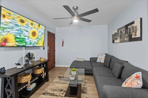 TV - Playa Tranquilidad: Beautiful 2BR/2BA Family Friendly Condo w/ Pool & Much more (Jacó)