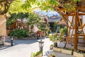 Outdoor dining - Anju·Rizhao Jinshan Designers' Panoramic Rooftop Cafe and Snow Mountain View (Lijiang)