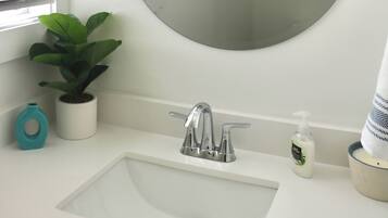 SĂšche-cheveux, serviettes fournies, savon, shampoing