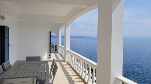 Malvazios Villa Big Blue 280 τ.μ. Πολυτελής Απόδραση με Θέα στο Απέραντο Γαλάζιο