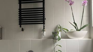 Haartrockner, Handtücher, Seife, Toilettenpapier