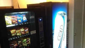 Een automaat met snacks en een drankdispenser.