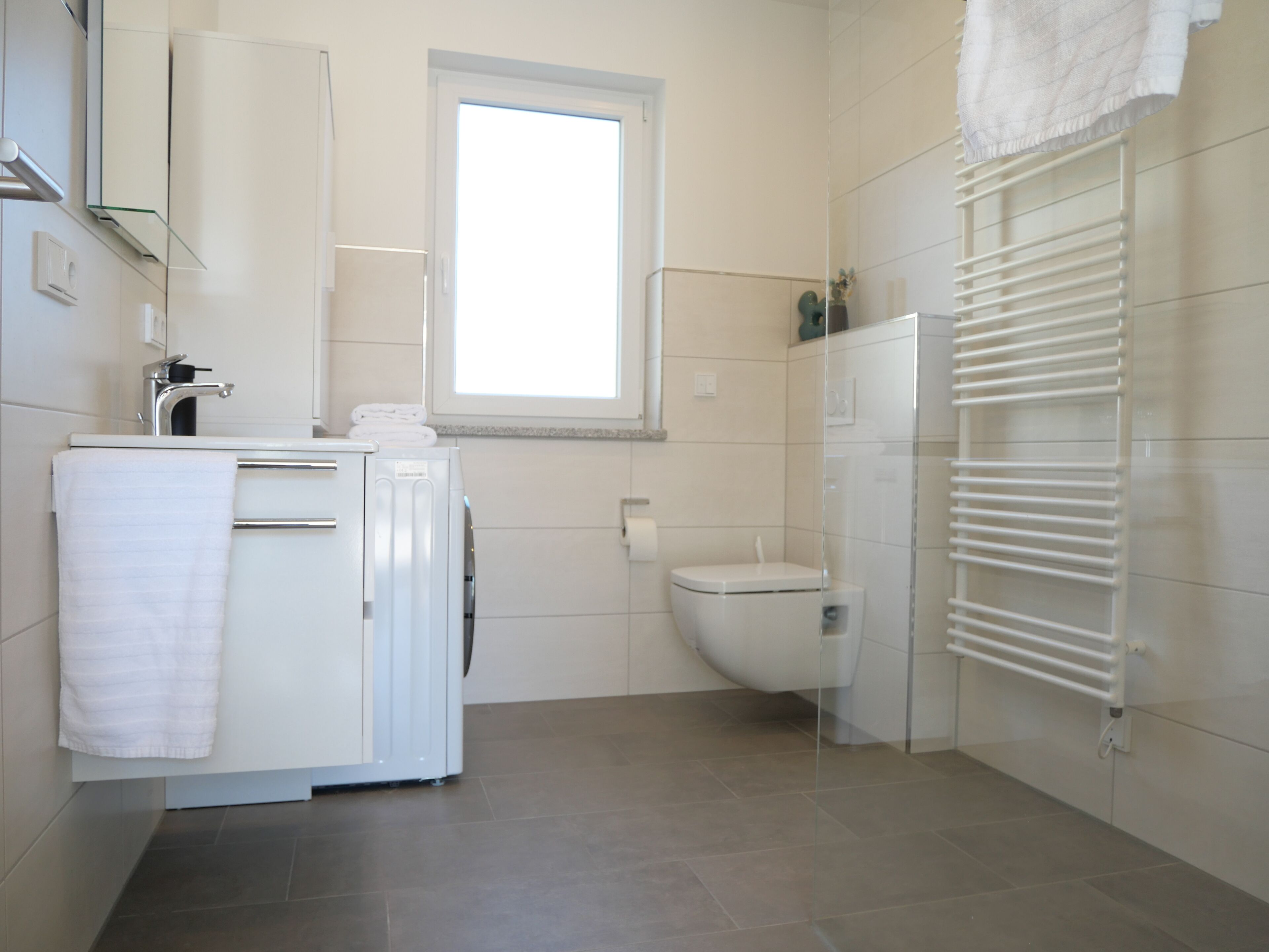 シャワー、ヘアドライヤー、タオル、石鹸