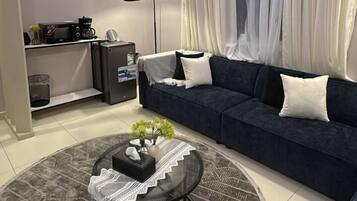 Studio, City View | Living area