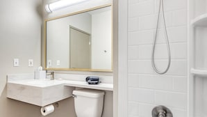 Un baño moderno con inodoro, lavabo y bañera.