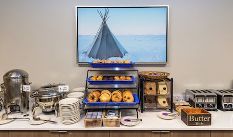 Sarapan Eropah setiap hari dengan fi . Aviator Suites Hotel Juneau Airport