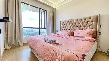 1 habitación, tabla de planchar con plancha, wifi gratis y ropa de cama