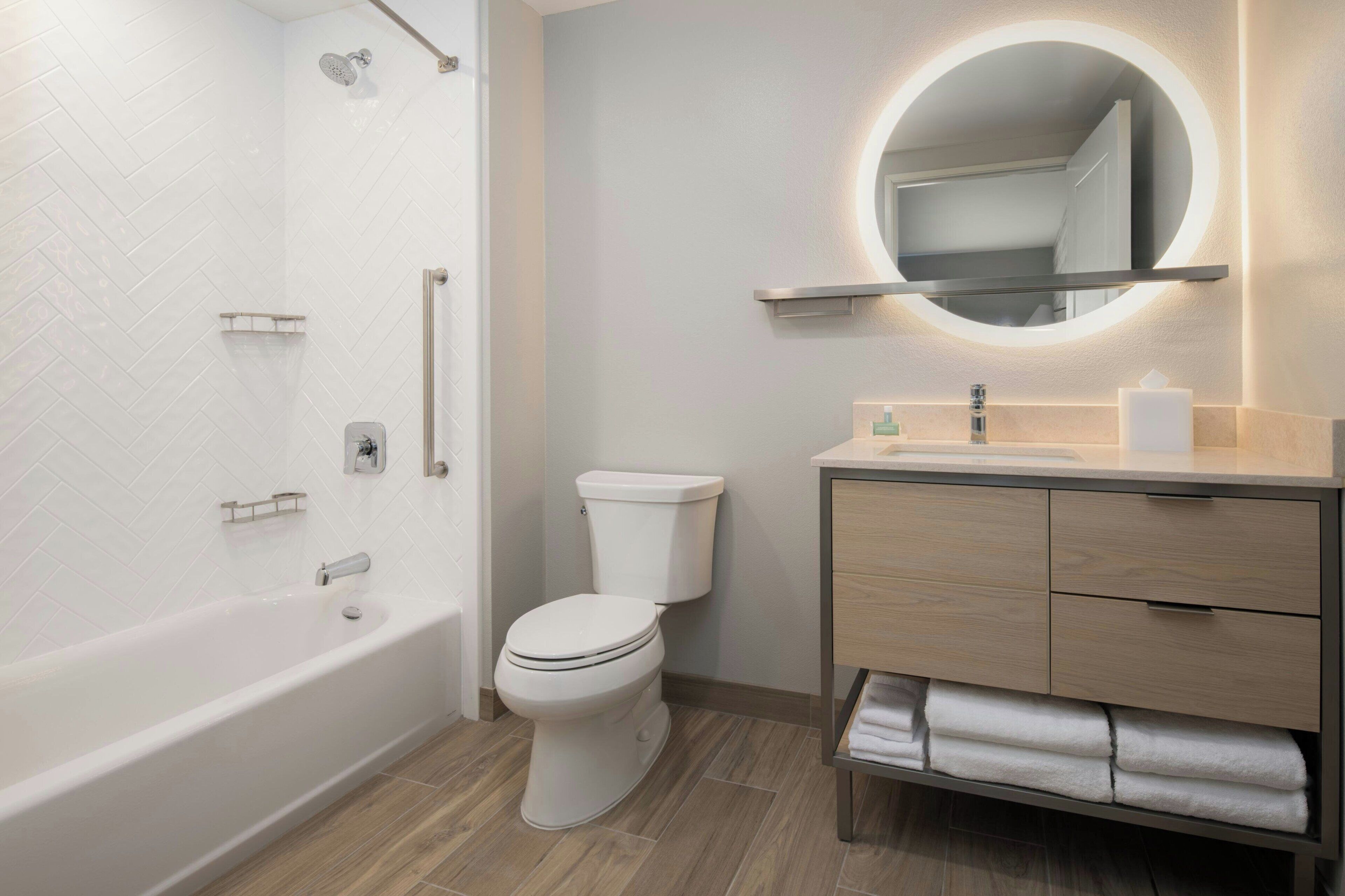 Studio Suite, 2 Queen Beds (No View) | Bathroom