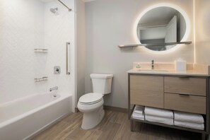 Studio Suite, 2 Queen Beds (No View) | Bathroom