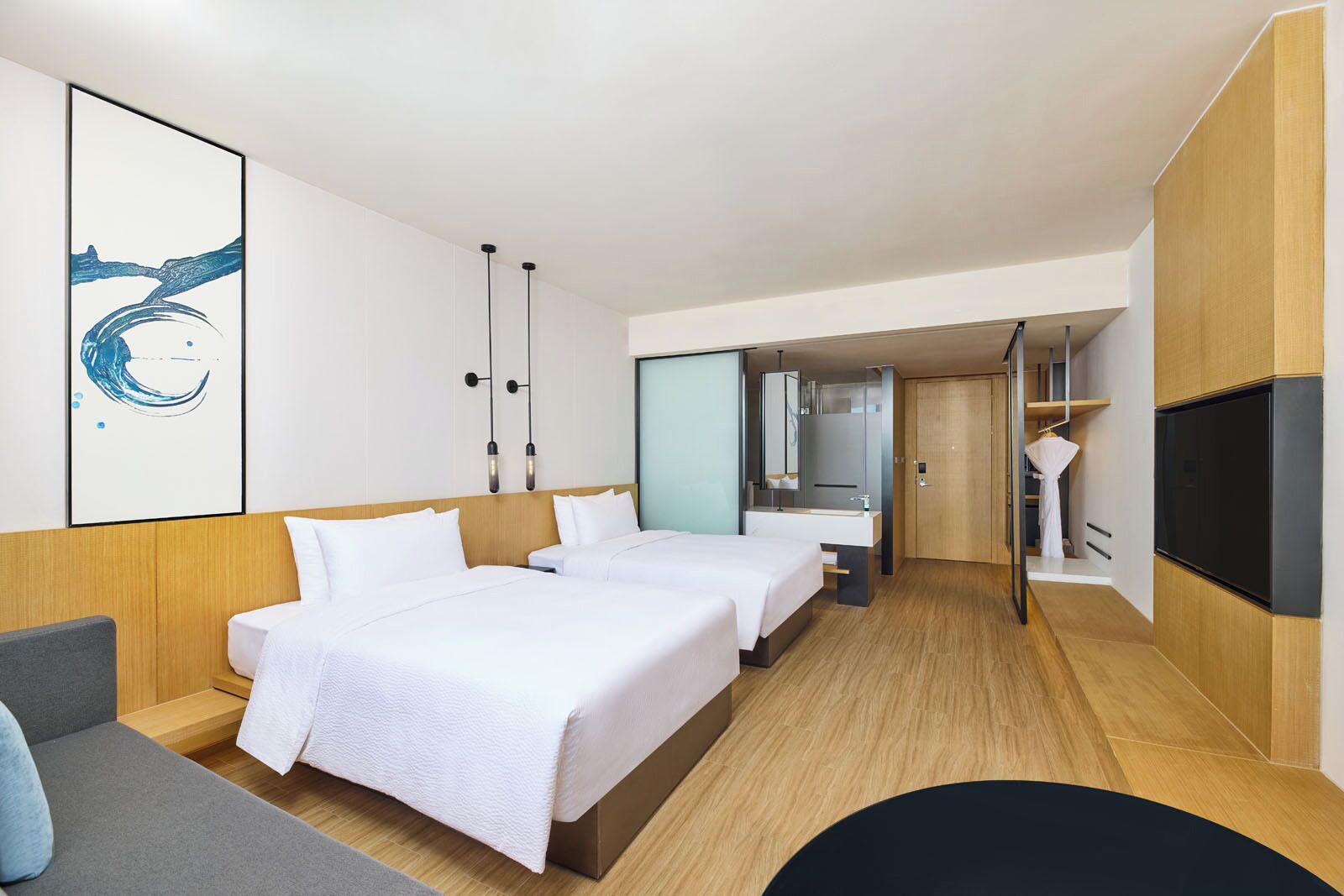 Habitación superior, 2 camas matrimoniales, vista a la ciudad | Baño | Regadera tipo lluvia, amenidades de baño gratuitas, secadora de cabello 