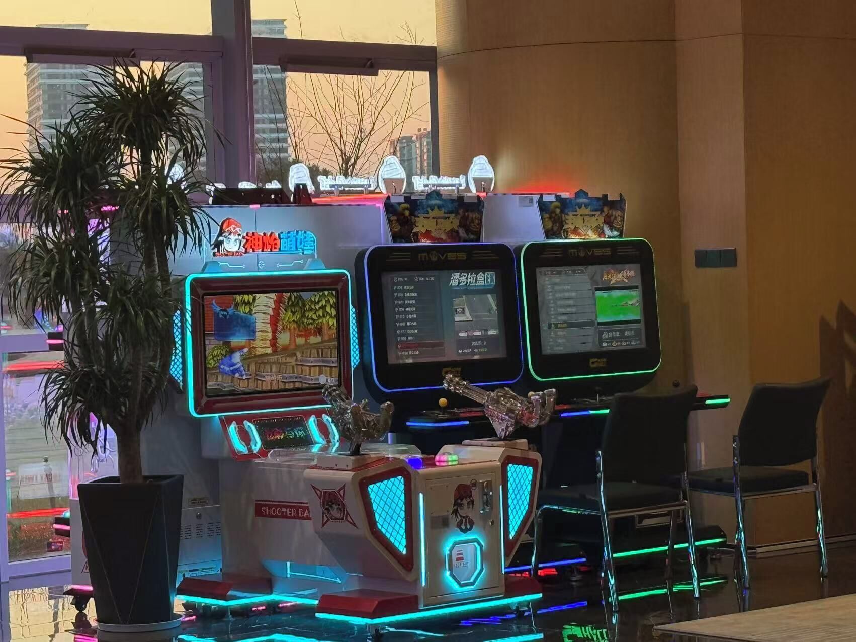 Un salón de juegos con luces de neón, una planta en maceta y dos sillas.