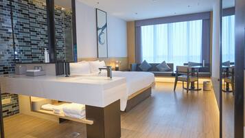 Quarto standard, 1 cama King, vista para a cidade | Roupas de cama premium, edredons de pluma, cortinas blackout