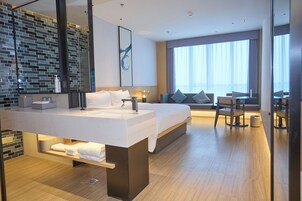 Standardrum - 1 kingsize-säng - utsikt mot staden | Sängtillbehör av högsta kvalitet, duntäcken och mörkläggningsgardiner