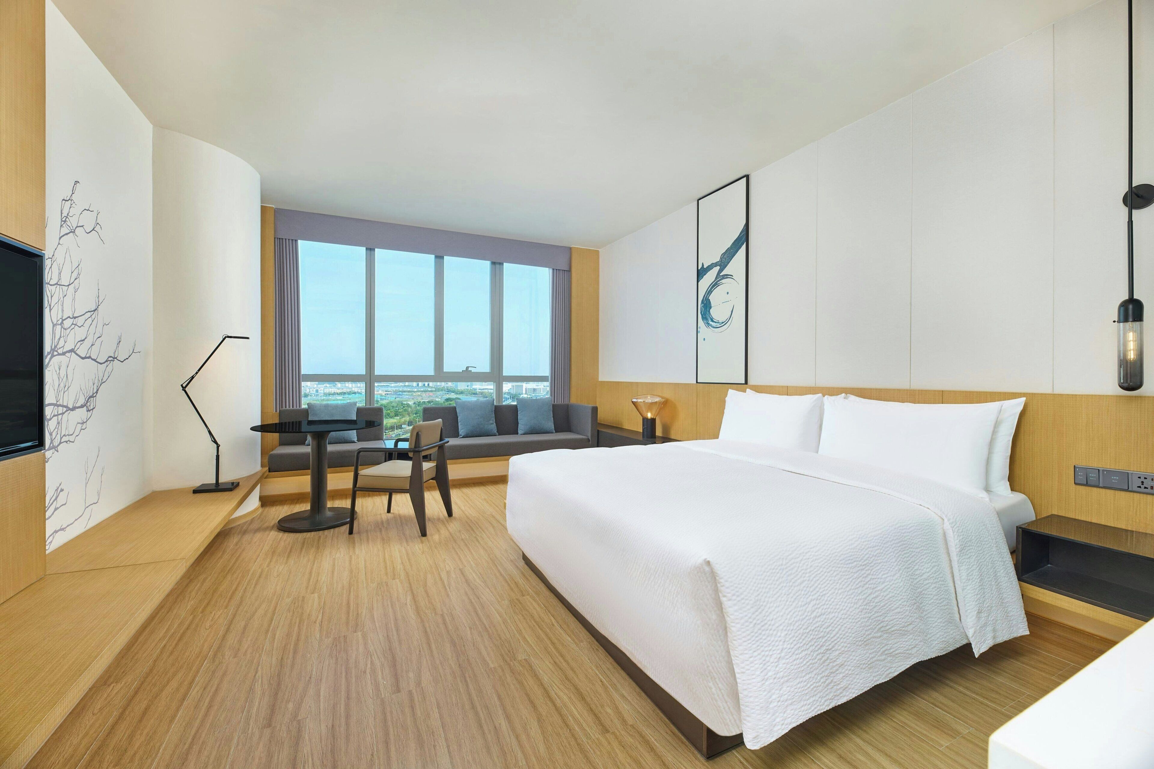 Kamar Standar, 1 Tempat Tidur King, pemandangan kota | Seprai premium, selimut bulu angsa, tirai kedap cahaya, dan kedap suara