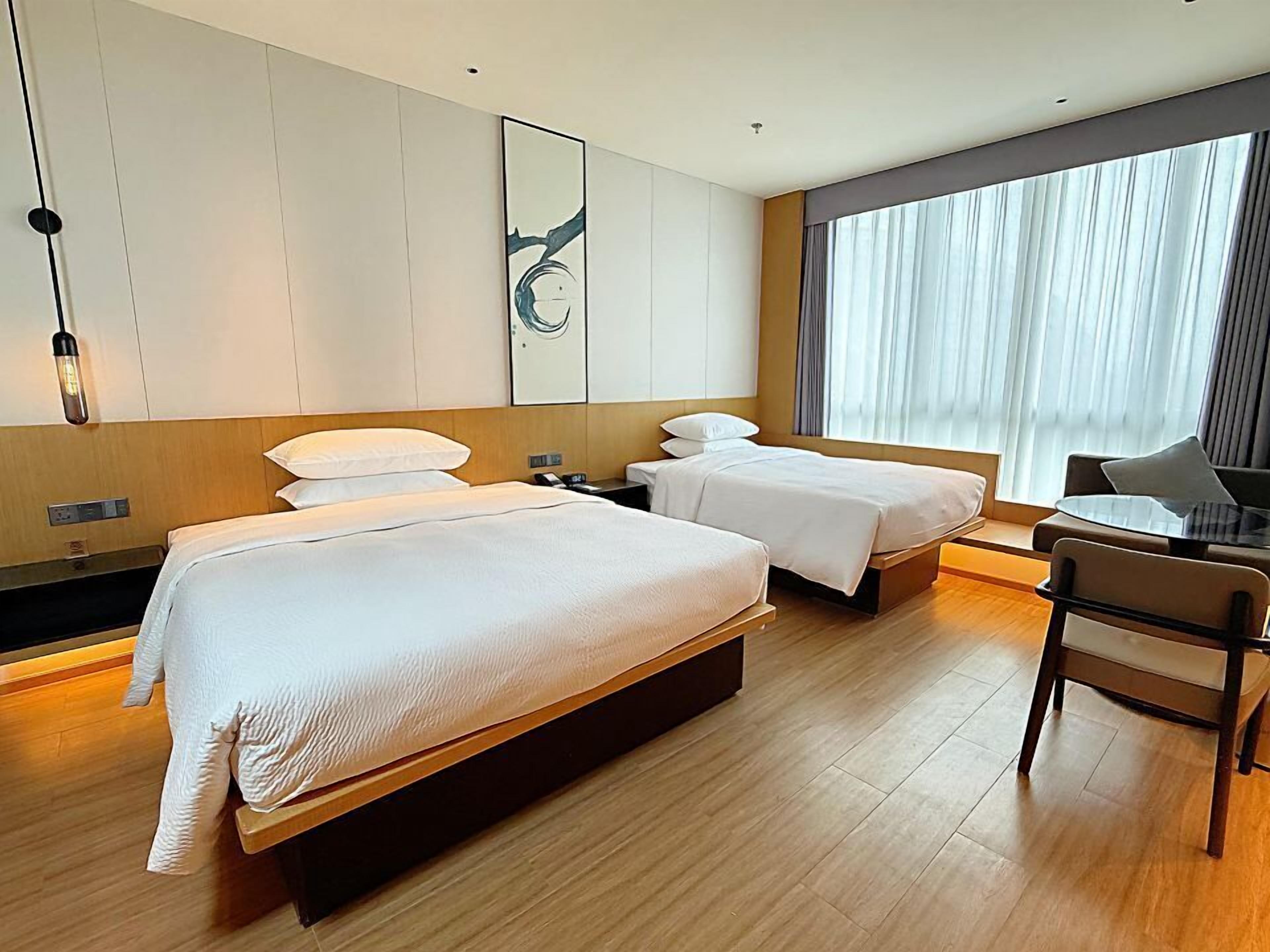 Quarto família, 1 cama King, vista para a cidade | Roupas de cama premium, edredons de pluma