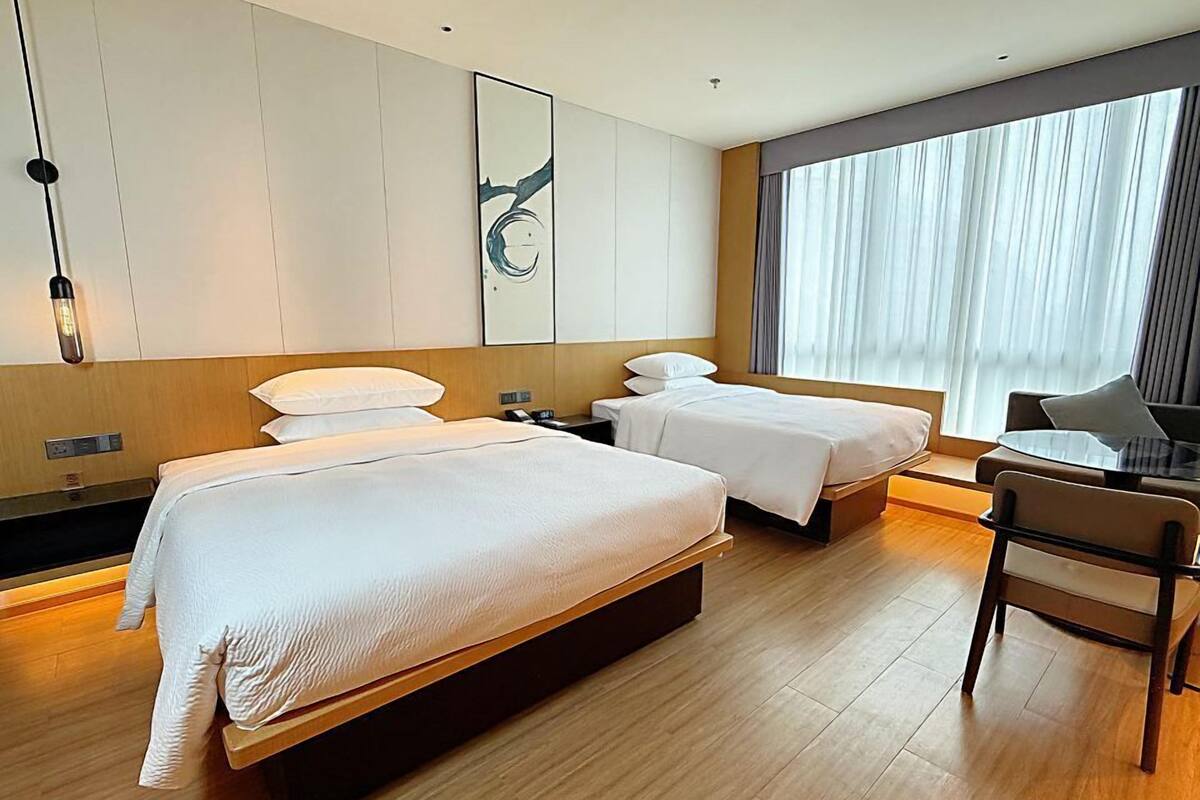 Family Room, 1 King Bed + 1 Single Bed, City View | เครื่องนอนระดับพรีเมียม, ผ้านวมขนเป็ด,   พื้นที่ทำงานแบบใช้แล็ปท็อป
