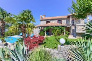 Exterior - Rustic holiday house MAGDALEA with pool (Hlapa)