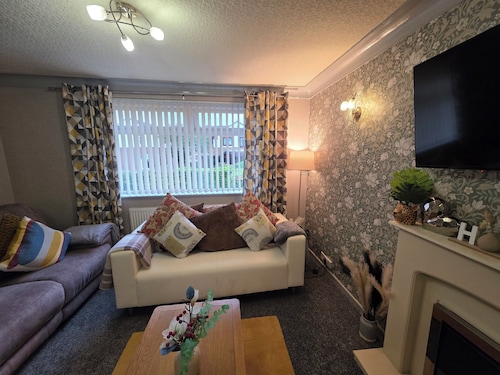 Charming and Cosy 2 Bed Modern Bungalow with Free Parking up to 3 cars