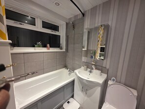 Asciugacapelli, asciugamani, sapone, carta igienica