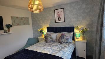 2 bedrooms, iron/ironing board, WiFi, bed sheets