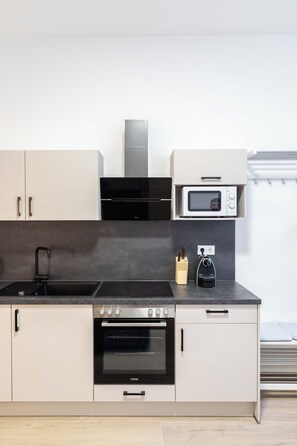 Een magnetron, een oven, een kookplaat, een vaatwasser