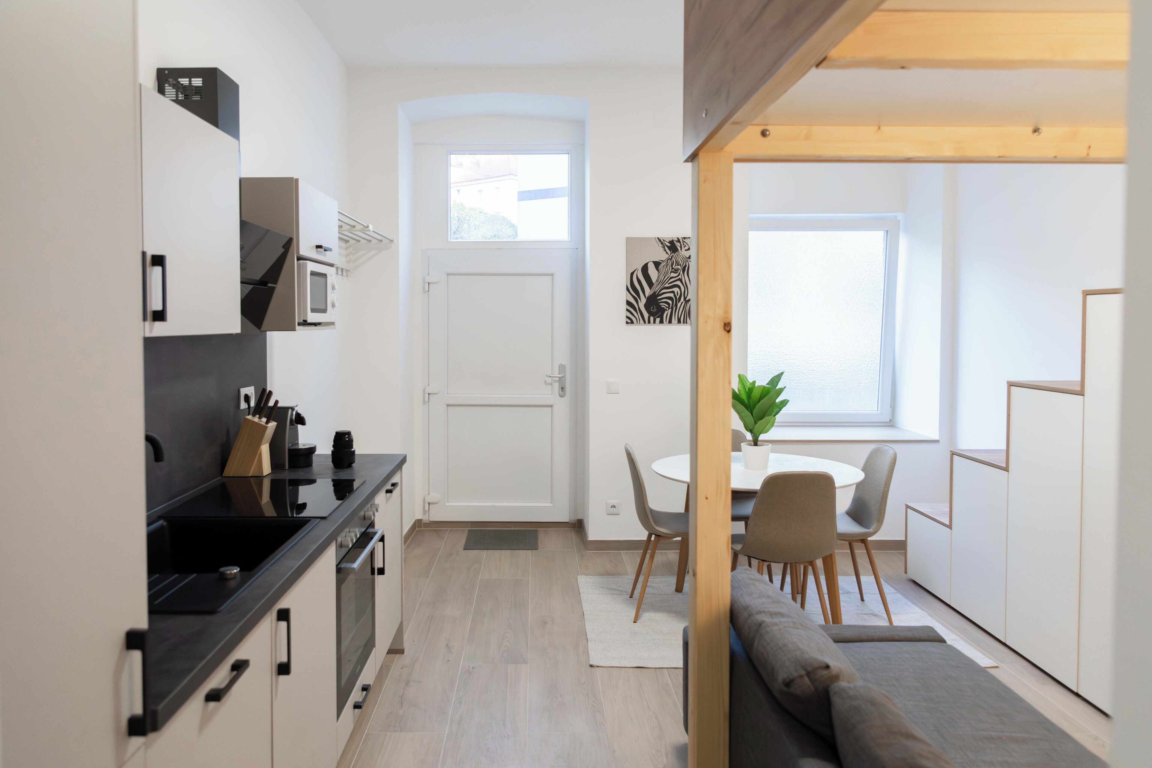 Een koelkast, een magnetron, een oven, een kookplaat