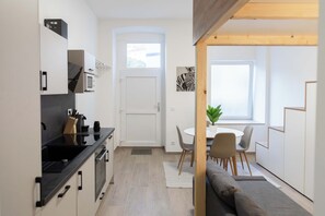 Een magnetron, een oven, een kookplaat, een vaatwasser