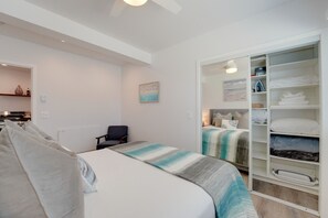 1 bedroom, iron/ironing board, travel cot, WiFi - Updated 1BR in Point Loma – Near Harbor & Airport (San Diego)