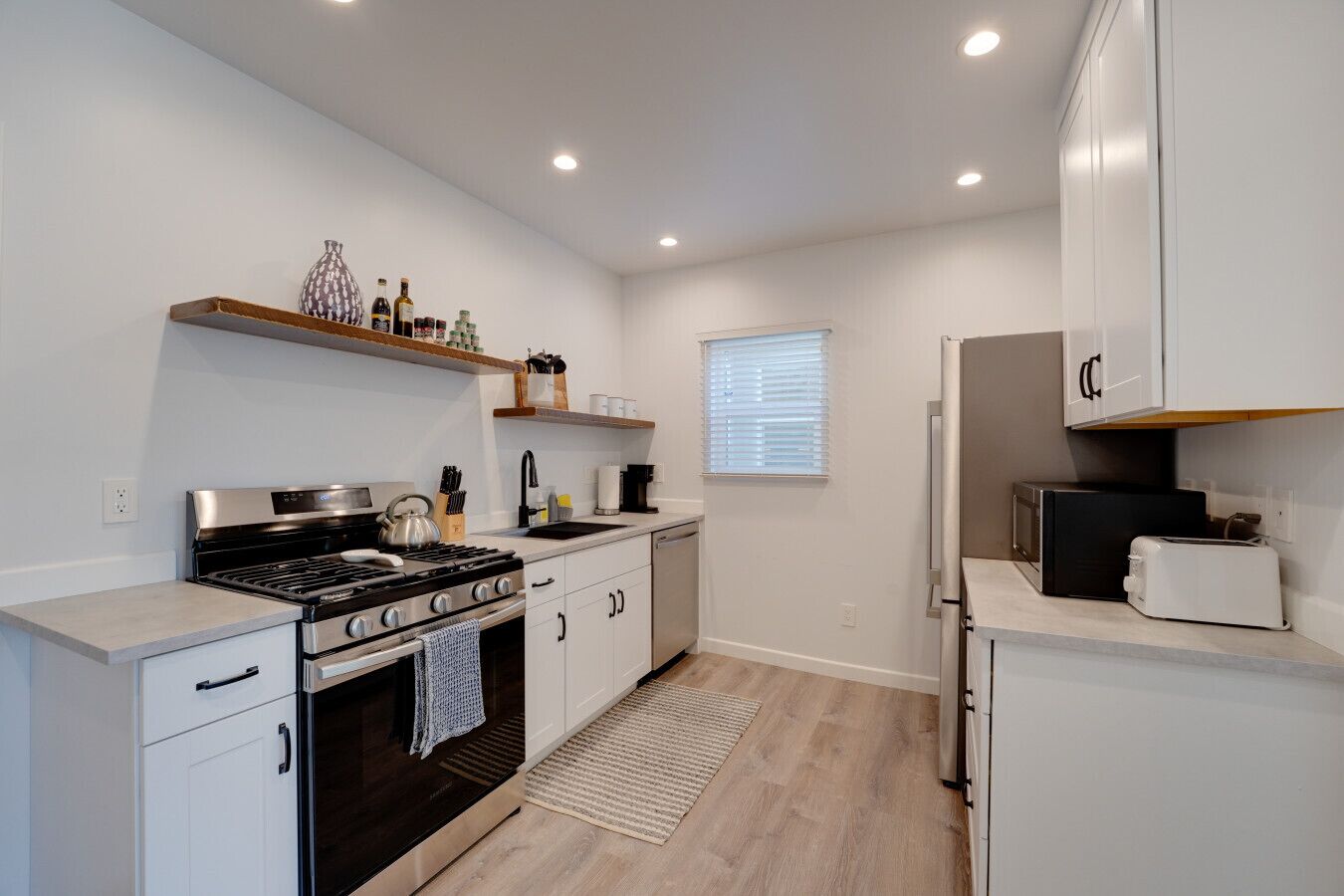 Kylskåp, mikrovågsugn, ugn och spishäll